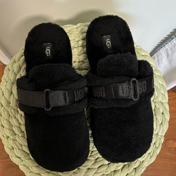 UGG Black Fuzzy Wool Closed Round Toe Logo Print Strap Slippers main image 7